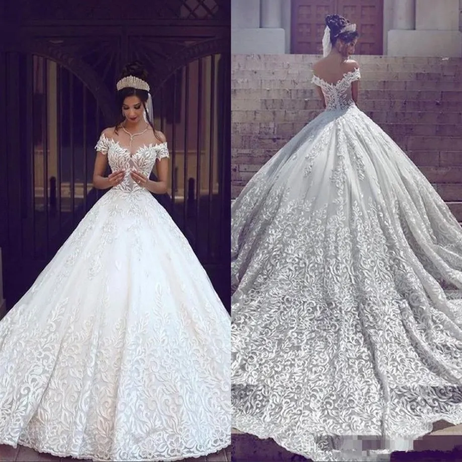 Glamorösa A-Line Wedding Dresses Dubai Luxury Kort ärmar från axelapplikationerna rygglösa med sveptågskikt Bridal Go214i