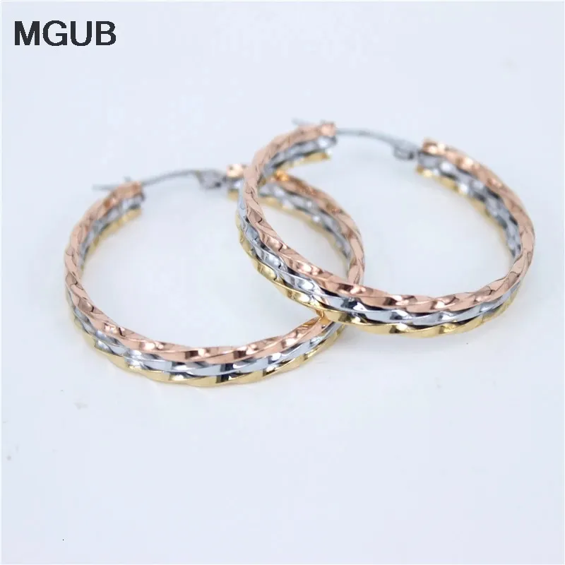 MGUB Rostfritt stålörhängen Tricyklisk mellan guldfärg kvinnliga modesmycken Factory Wholesale Jewelry LH188 240301