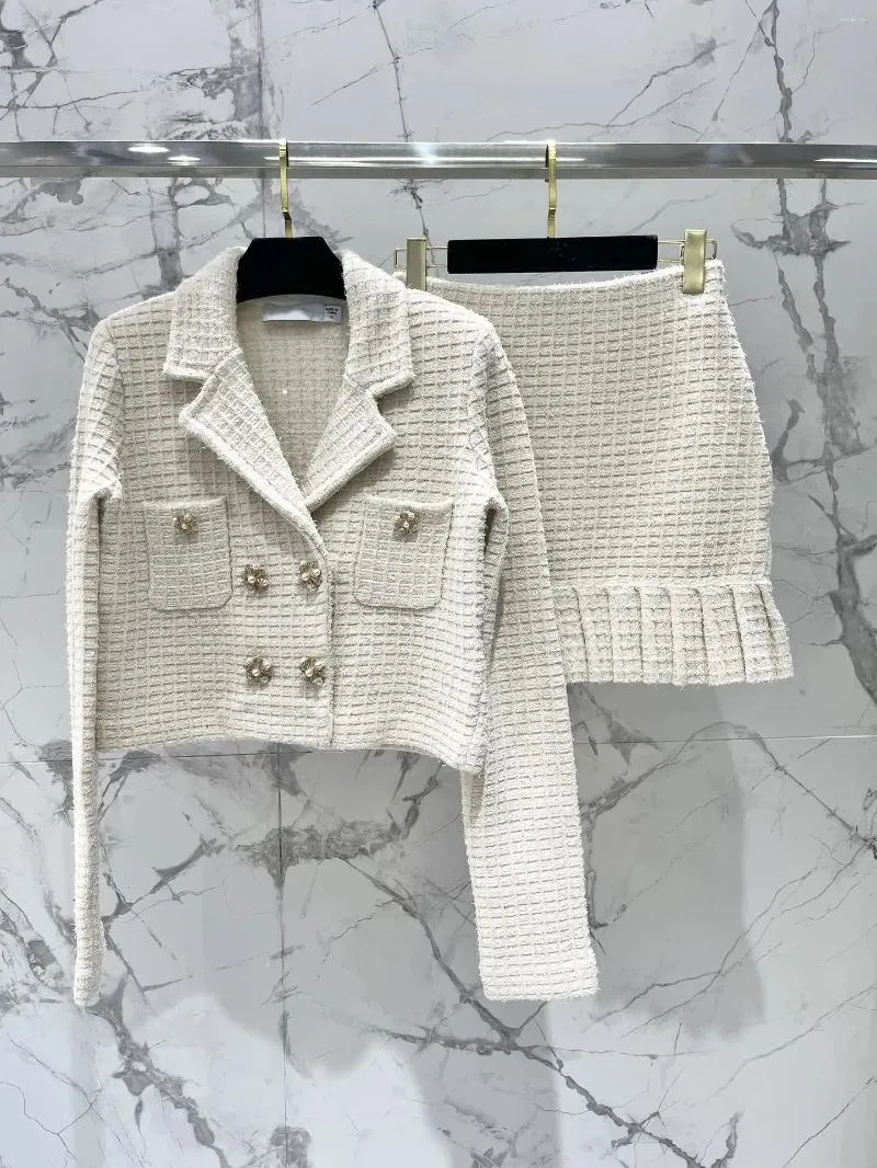 Arbetsklänningar 2024 Tidig vår White Plaid Pearl Patch Diamond Button Sticked Long Sleeved Jacket A-Line mini kjol Tvådelar