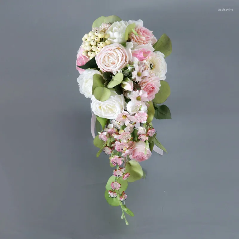Fleurs de mariage Popodion mariée tenant un bouquet de gouttes d'eau pour CHD20913