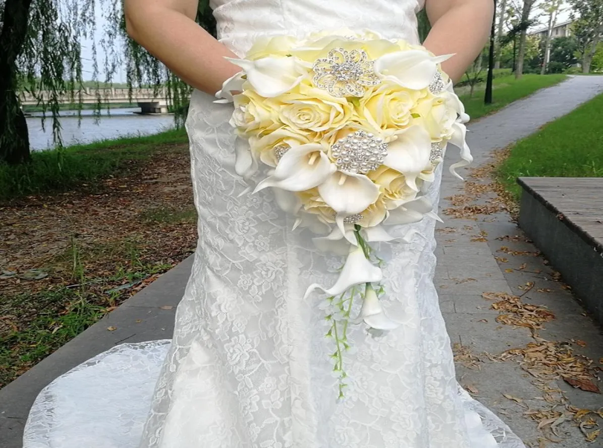 Waterfall Wedding Flowers Yellow Rose Calla Lilies Bridal Bukiety sztuczne perły Kryształowe bukiety ślubne bukiet de Mariage R1197252