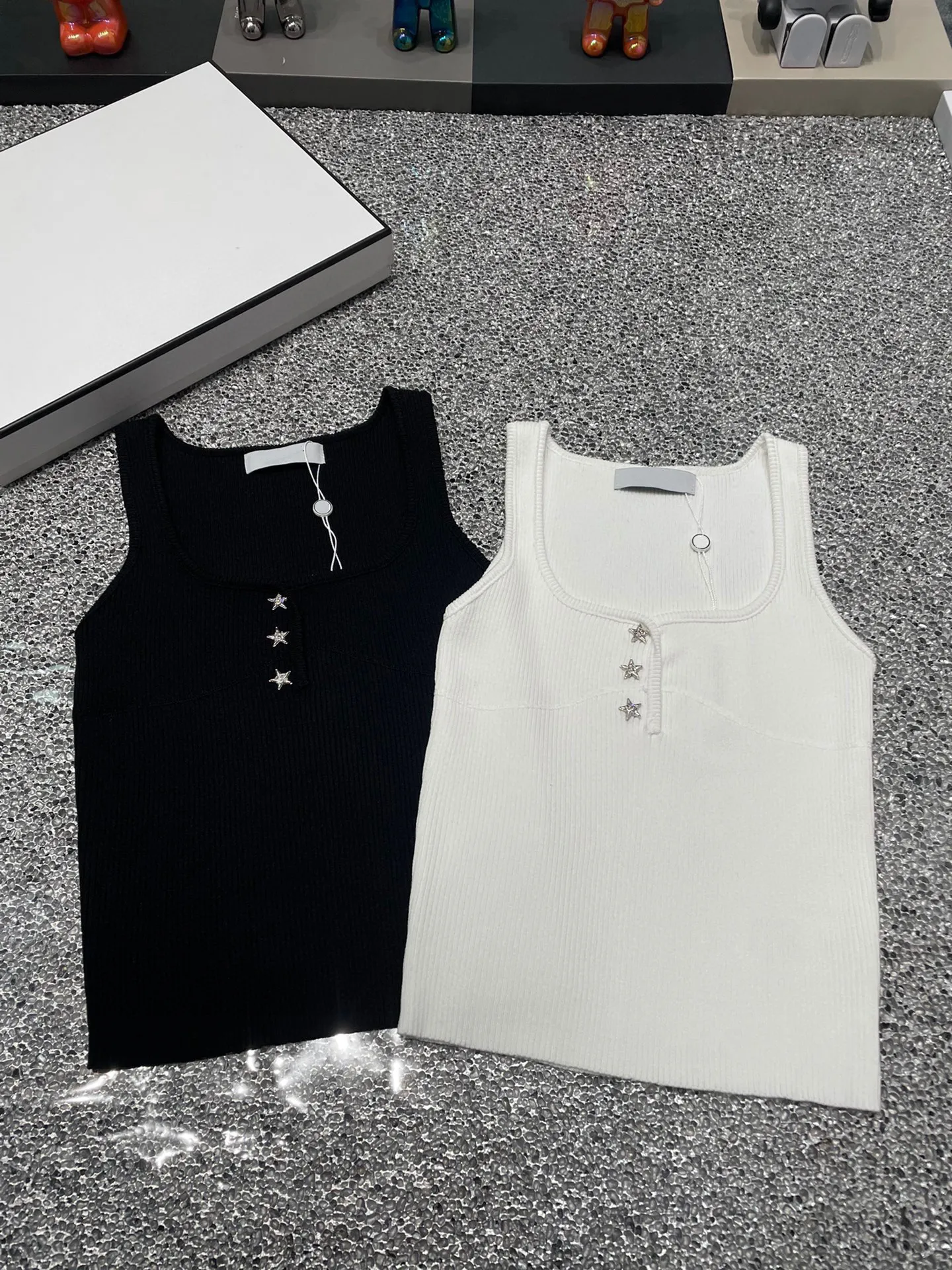 Camiseta para mujer Ropa de diseñador europea y americana de verano Camiseta sin mangas para mujer Camiseta sin mangas de algodón puro Top con cuello redondo Slim Fit Moda Suéter de punto de gama alta