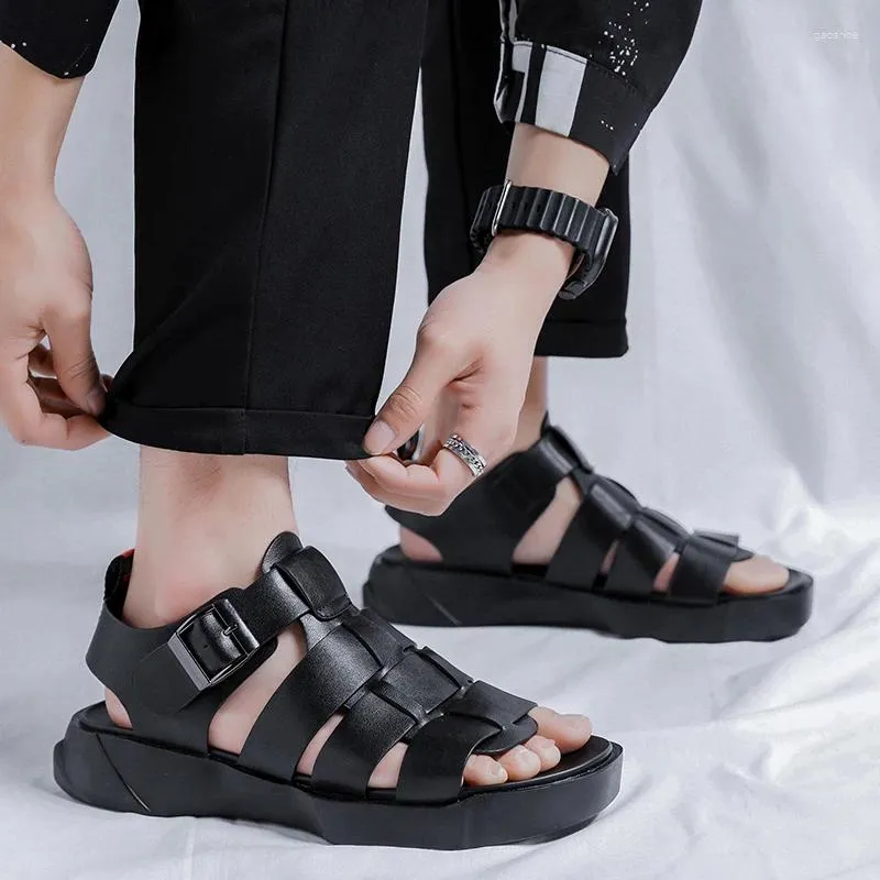 Sandaler Leather Men 2024 Summer Women Fashion Mens Outdoors Beach Casual Shoes Couples Hållbar högkvalitativ lyx