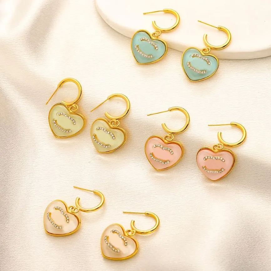 Lyx kvinnors örhängen charm hjärtörörhängen designer smycken mode kärlek guld pläterade örhängen populära par tillbehör gif243m