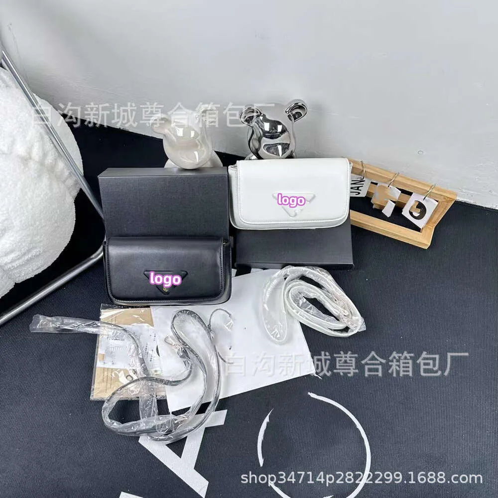 Handla för fabriksdesignade väskor Fashionabla Postman Bag Women Solid Color Stora kapacitet Trendig och enkel en axelskorkropp