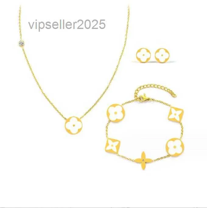 Designer di lusso Quadrifoglio Set di gioielli Conchiglia di diamanti Moda Donna Bracciale Orecchini Collana Regalo di compleanno di San Valentino