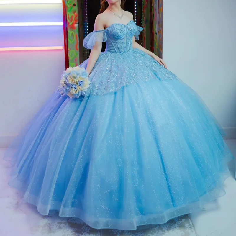 Sky Blue Shiny Quinceanera klänningar från axeln Applique Beading Tull Mexikansk sexton Princess Prom -klänningar Vestidos de 15 0417