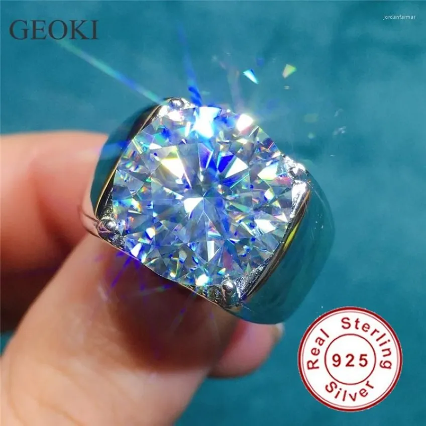 Bagues de cluster Geoki 10 Passé Test de diamant rond Coupe parfaite D Couleur VVS1 Moissanite Bague Hommes Luxe 925 Sterling Argent Mariage267o