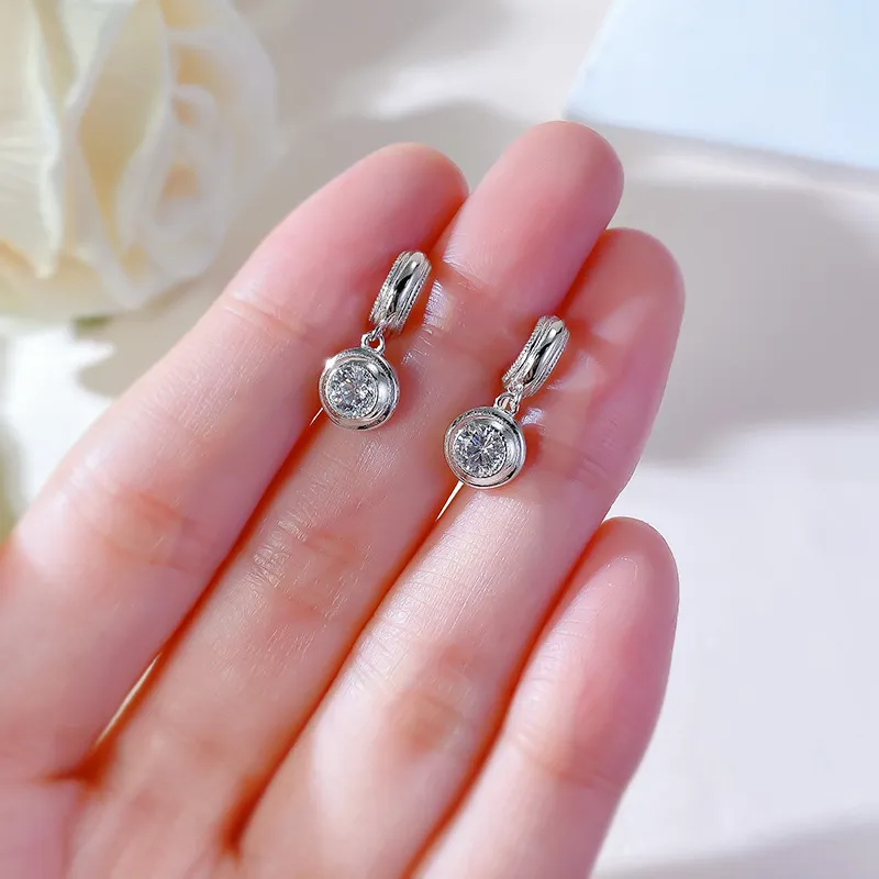 2024 Top Sell Stud örhängen enkel fin verklig 100% 925 Sterling Silver Solitaire Round Cut White Moissanite Diamond Gemstones Nimble Women Elegant Earring Gift