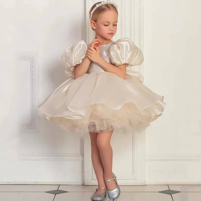 Flower Girl Dresses White Satin Puffy Sequin med Bow Short Sleeve For Wedding Birthday Banquet First Commonion Gowns 240306