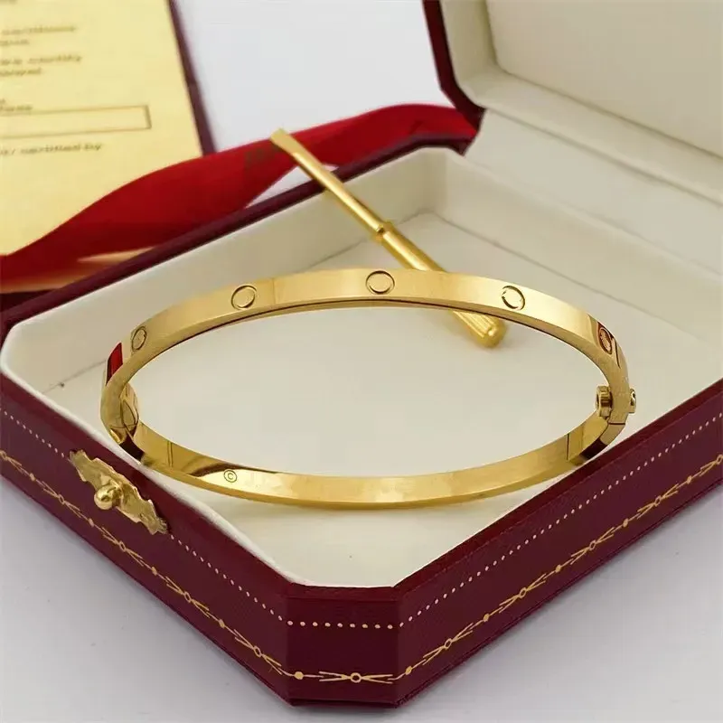2024 Yeni Mücevher Klasik Titanyum Çelik Bileklik Bileklik Vida Kadın Erkek Aşk Desen Lüks Tasarımcı Hediyesi C Family Gold Gümüş Pırlanta Solmayan Mücevher