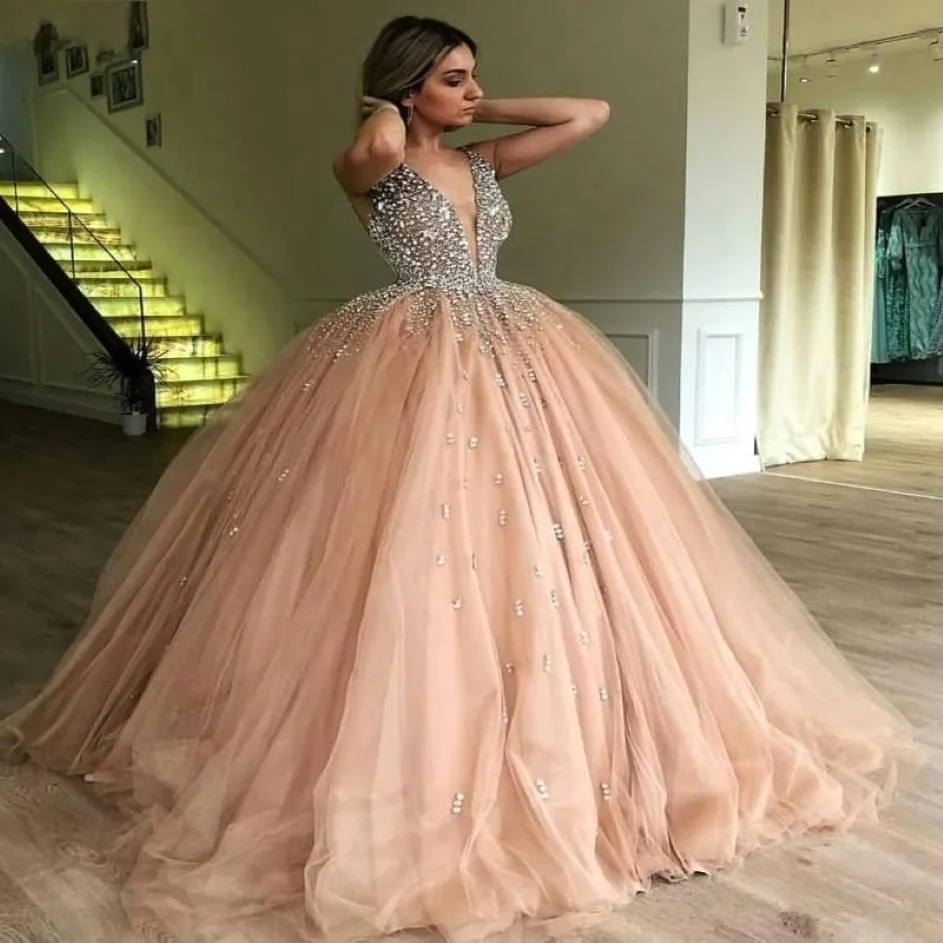 Elegant Deep V Neck Tulle Quinceanera Dresses 2019 Pärlade stenar översta våningen Längd Bollklänning Princess Formal Party Prom Dresses268C