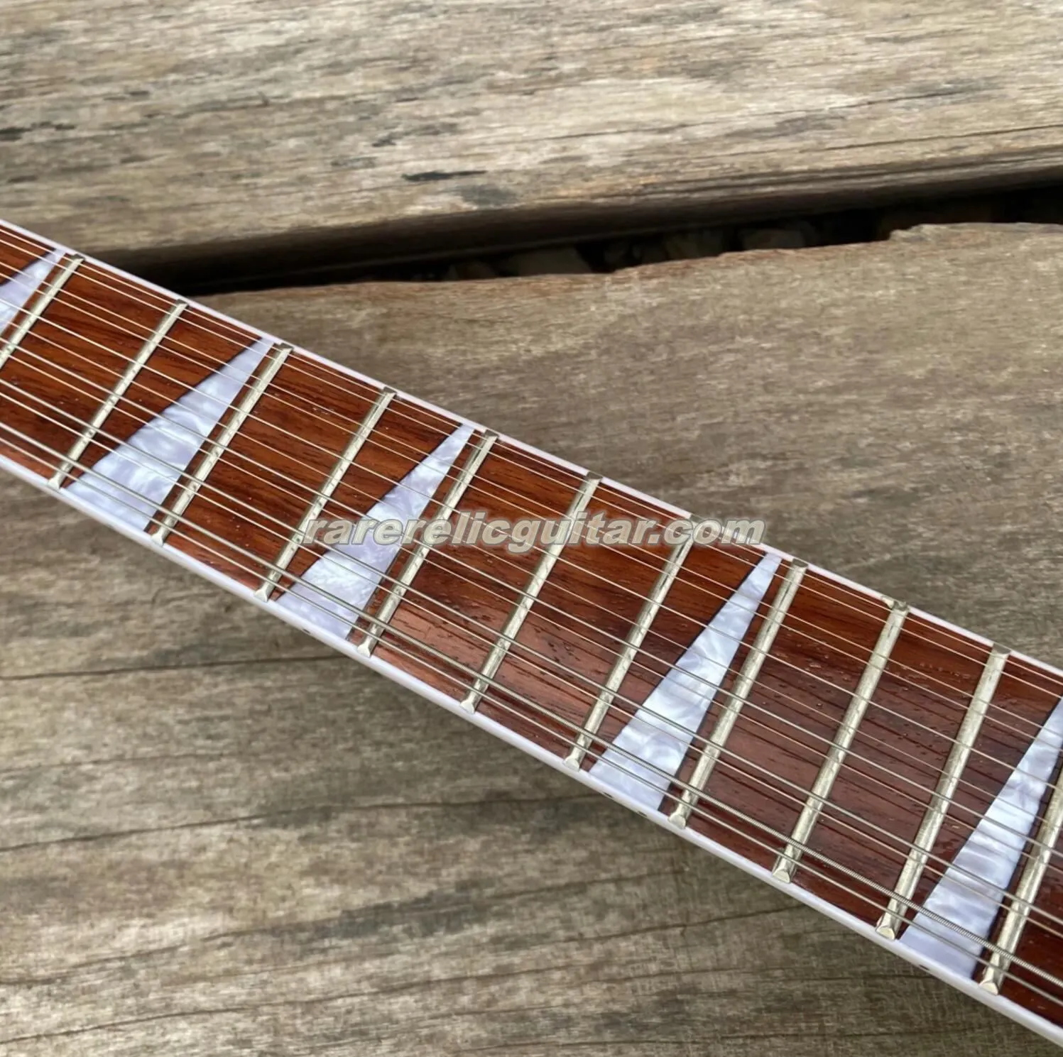 Vintage Electric Guitar: Cream White Trapeze Tailpiece