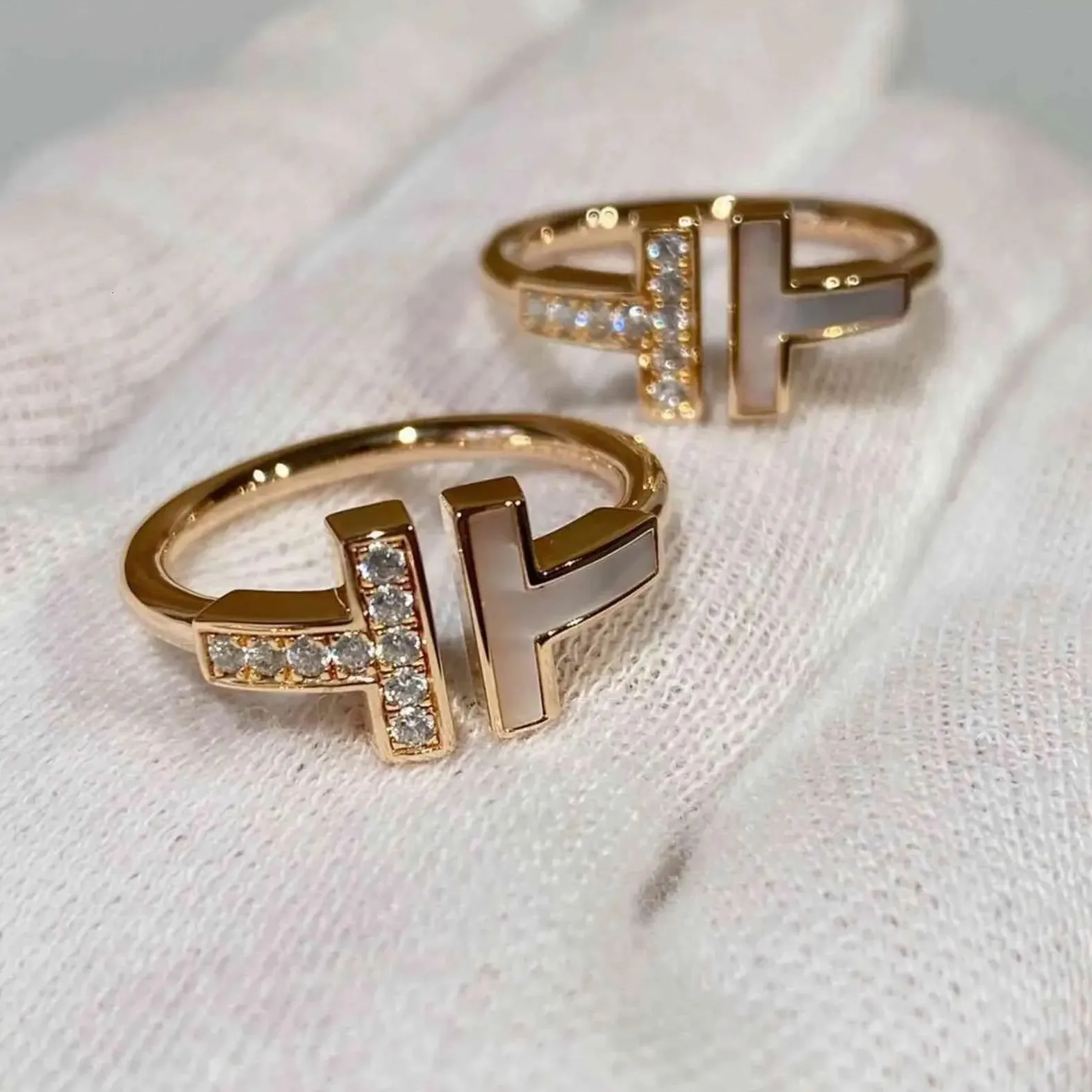 2024 designer ring Double T Ring 925 Serling Silver Plaed 18k Rose Gold Opening Ingelegd Fritillaria Half Diamond Trouwring Verjaardag dames Sieraden cadeau met doos