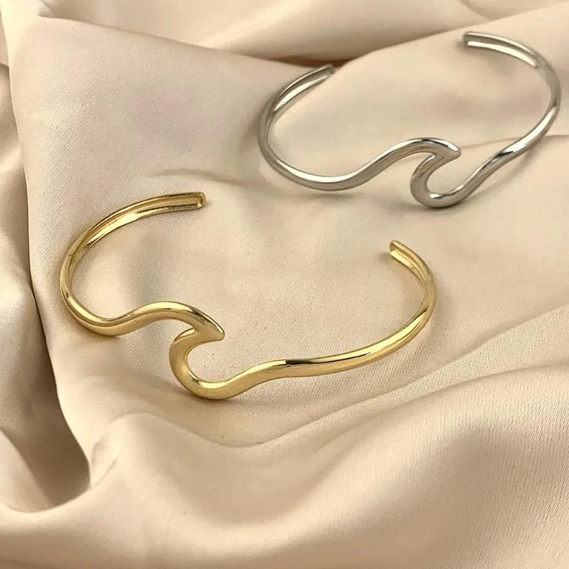 Bangle oregelbunden geometrisk linje armband mode kvinnors rostfritt stål armband vattentäta och icke -blekande manschett smyckefestival gåva