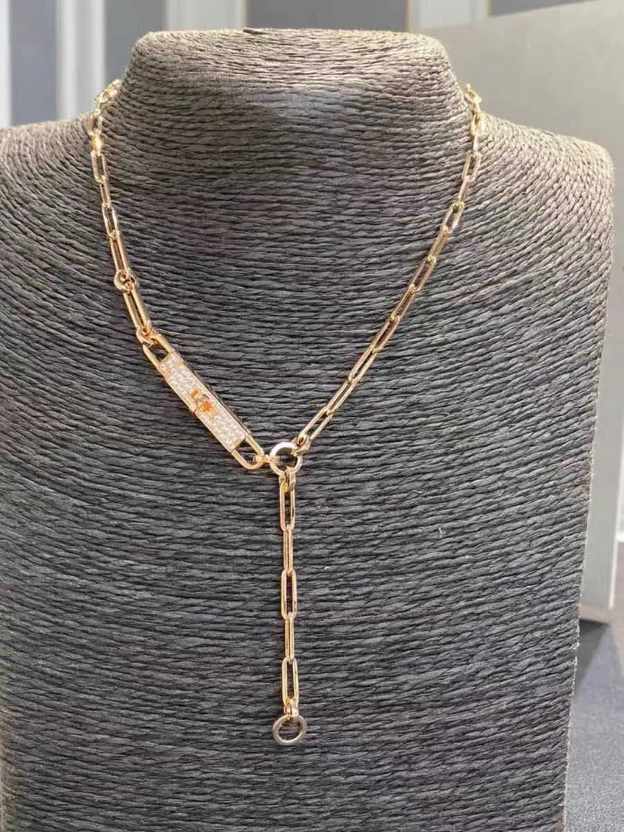 Collier à boutons à chaîne épaisse de créateur en or rose 18 carats version premium avec pendentif à boucle de conception de niche pour chaîne de clavicule polyvalente pour femmes