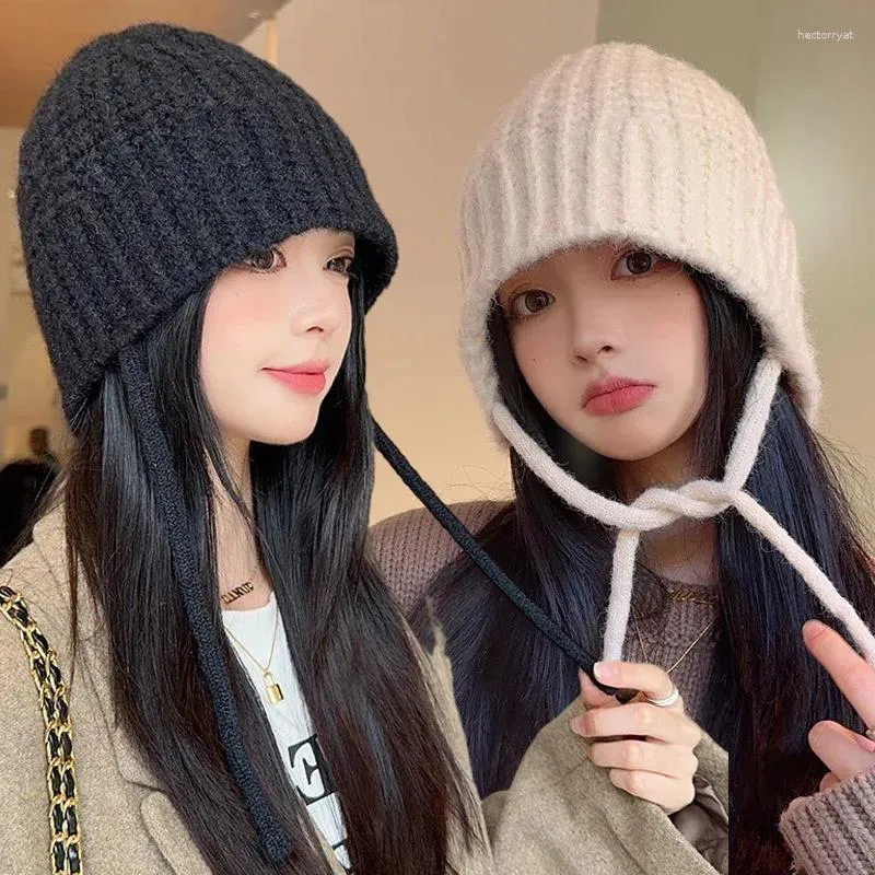 Baskar tjockare stickad hatt höst vinter mjuk varma pullover hattar rem skallie balaclava koreanska söta svala öronskydd spetsar