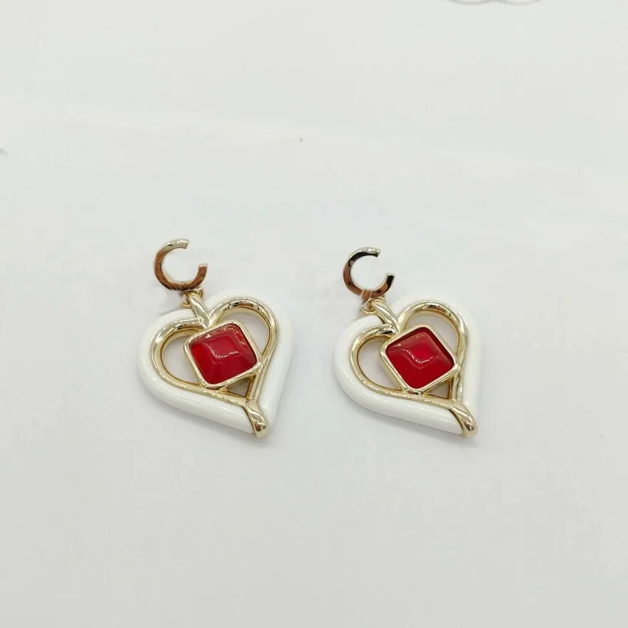 2023 Collier pendentif en forme de coeur de charme de qualité de luxe avec boucle d'oreille de couleur rouge et blanche en plaqué or 18 carats avec boîte de timbre PS7232f