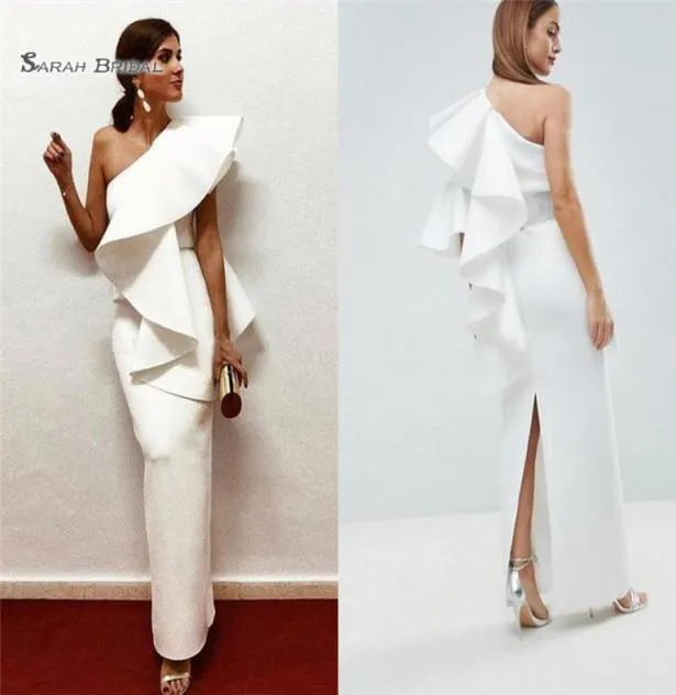 2019 Elegante weiße Satin-Abendkleider mit Rückenschlitz, One-Shoulder-Rüschen, saudi-arabisches Abendkleid, Partykleid 5767300