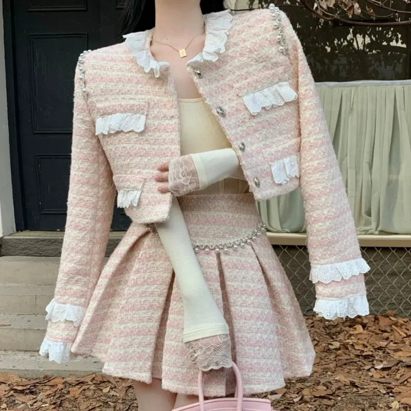 Rosa outono e inverno Cavai grosso tweed conjunto de duas peças para mulheres doce rendas retalhos jaqueta de lã elegante pérola pregas mini terno de esqui 240311