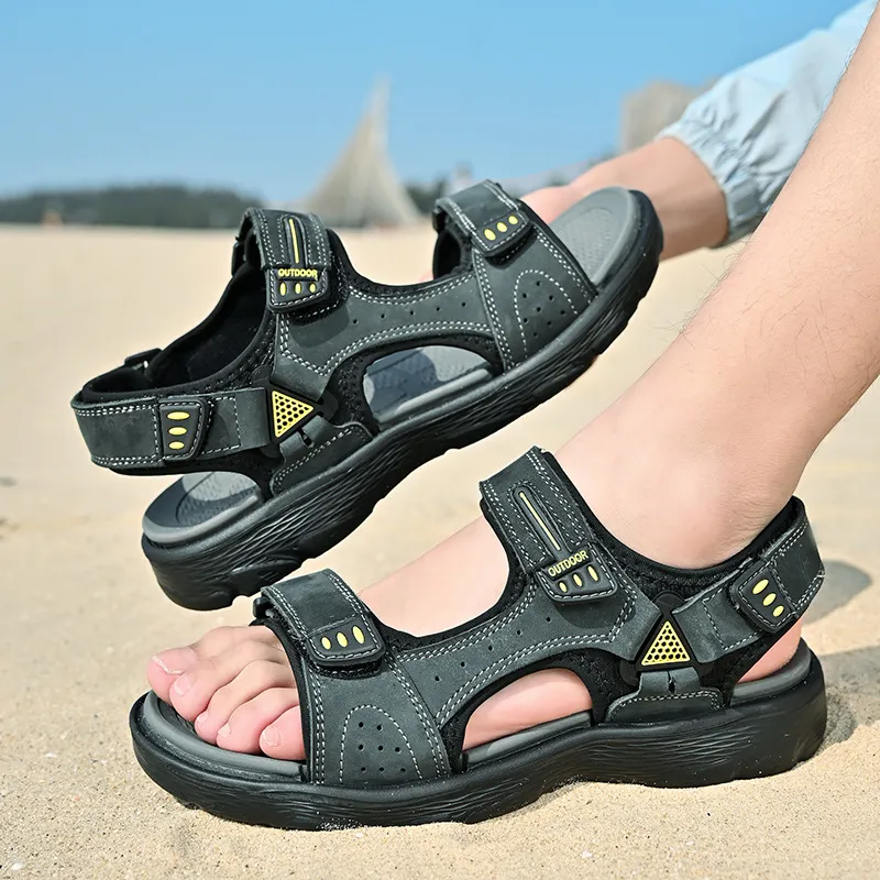 Sandálias leves de dedo aberto fora da camada de cabeça antiderrapante de couro leve sapatos de praia ao ar livre