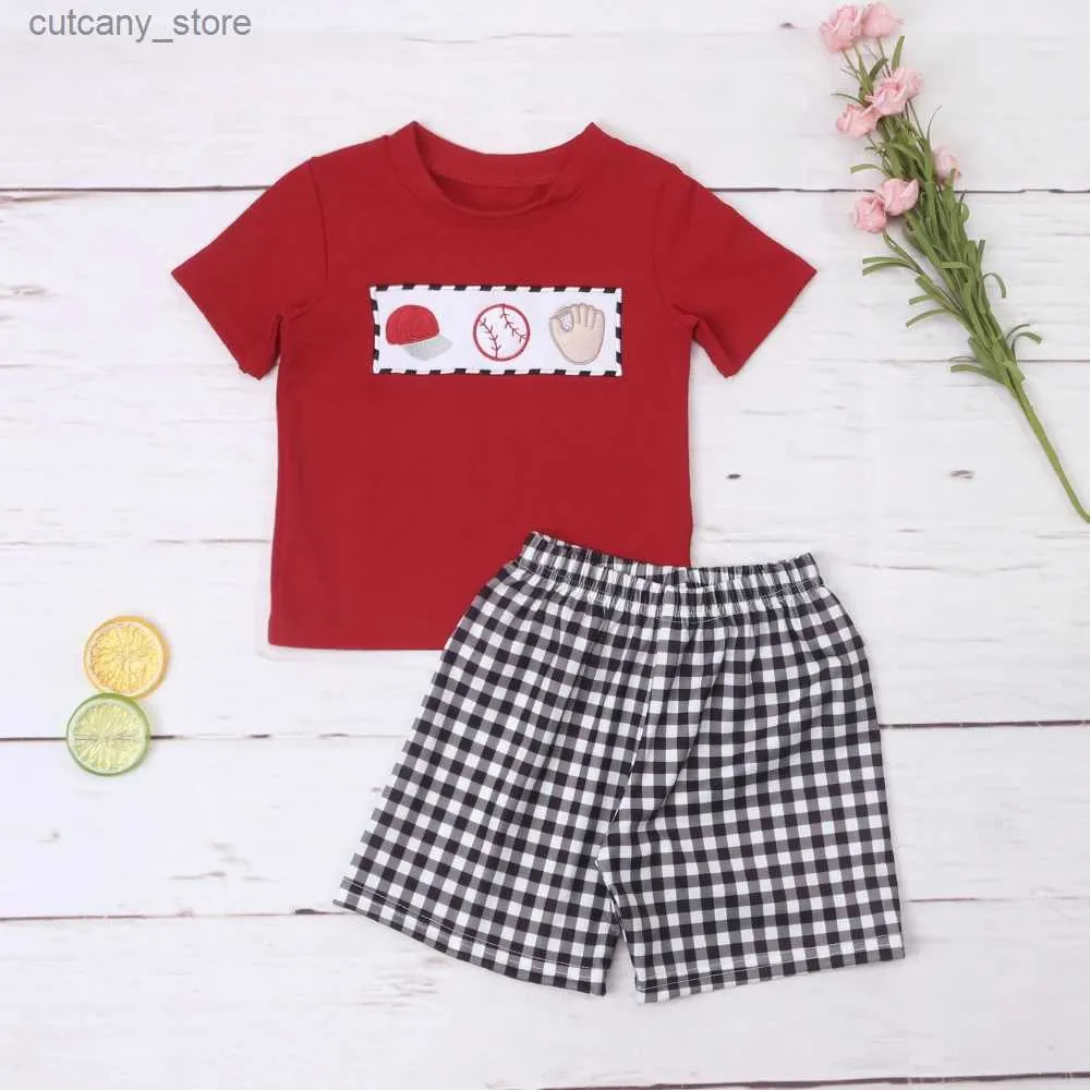 T-shirty Baby Nowe dzieci Bawełniane z krótkim rękawem czerwona koszulka Set Set Secon Baseball Haft Baseball Top Ubrania i czarne szorty kratowe garnitur L240311