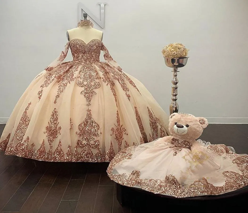 Rose Gold Sparkly Ball Gown Quinceanera klänningar långa ärmar från axelsekvenserna Applique Sweet 16 Dress Party Wear4391822