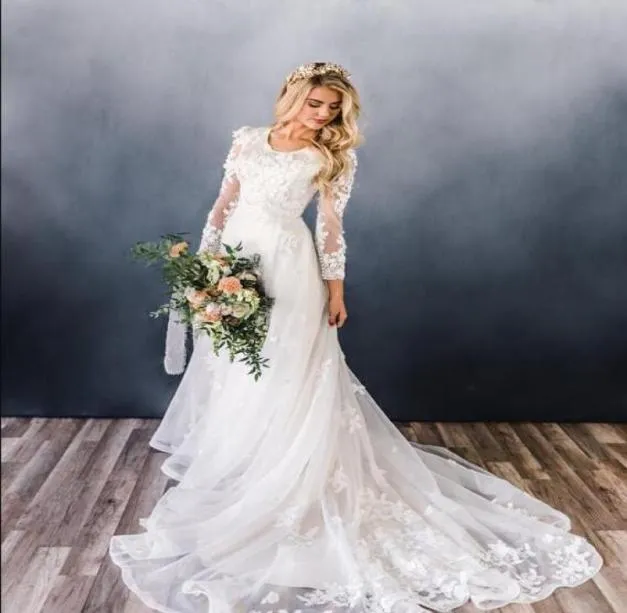 2019 nouvelles robes de mariée modestes simples Aline avec manches longues encolure dégagée champagne dentelle appliques fleurs modeste robe de mariée LDS3460723