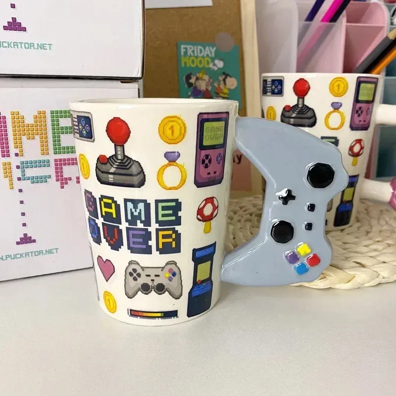 Handgjorda keramiska kaffekoppar 350 ml 3D -spelhandtagstil Hem Brukost Milk Player Creative Birthda Cups 240301