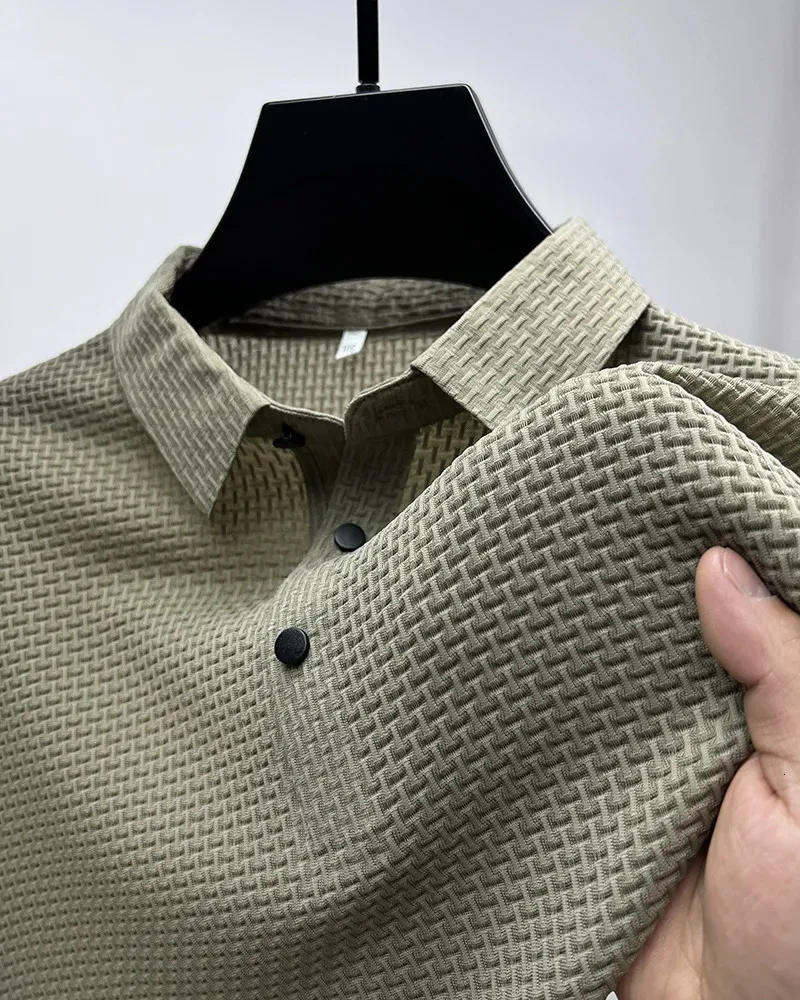Летняя новая мужская рубашка-поло на шнуровке с короткими рукавами, дышащая деловая модная футболка из ледяного шелка, мужская брендовая одежда 240311