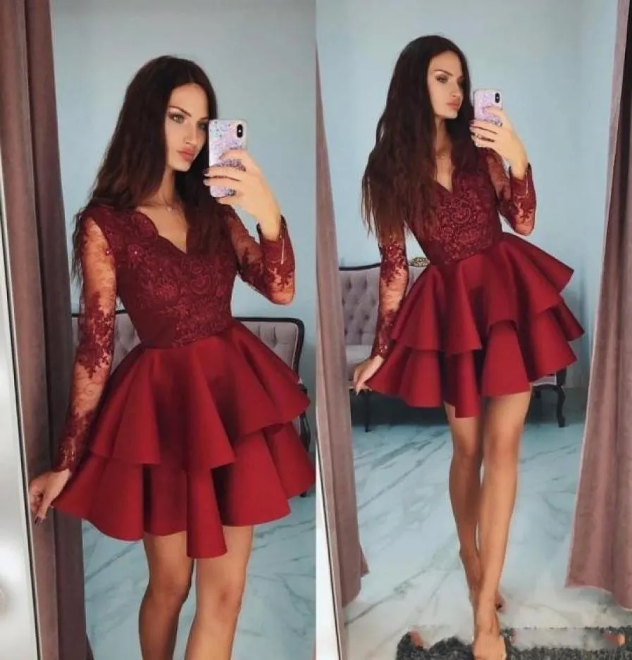 2020 pas cher rouge foncé courte mini robes de soirée col en V manches longues perles satin dentelle appliques grande taille robe de soirée à plusieurs niveaux coq5567936