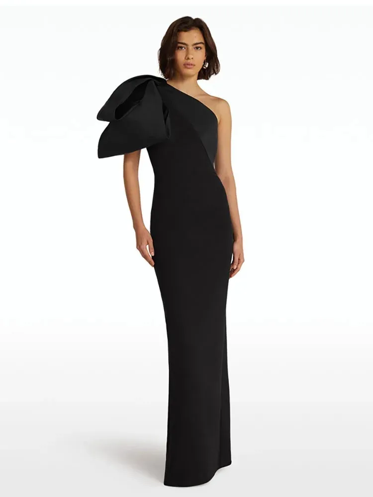 Abito da sera formale nero elegante da donna 2024 Una spalla con fiocco increspato morbido fodero in raso abiti da ballo di fine anno Robe De Soiree
