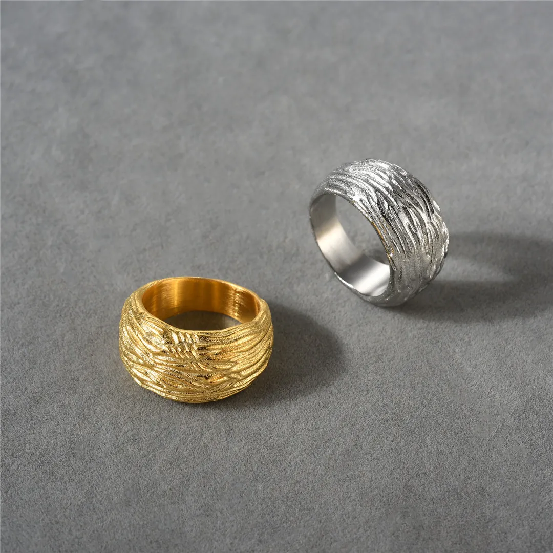 Modna retro miedziana plastowana 18 -karatowa prawdziwa złota pierścień z nieregularną fakturą europejską i amerykańską niszową prostą i luksusową wszechstronną pierścień dla kobiet