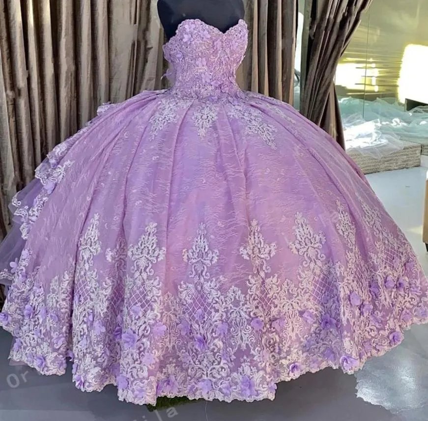 Atemberaubende Lavendel-Spitze-Quinceanera-Kleider mit Blumen, Blumenapplikationen, Perlen, mehrlagiger Rückenrock, trägerlos, Sweet 16 15 Girls8476739
