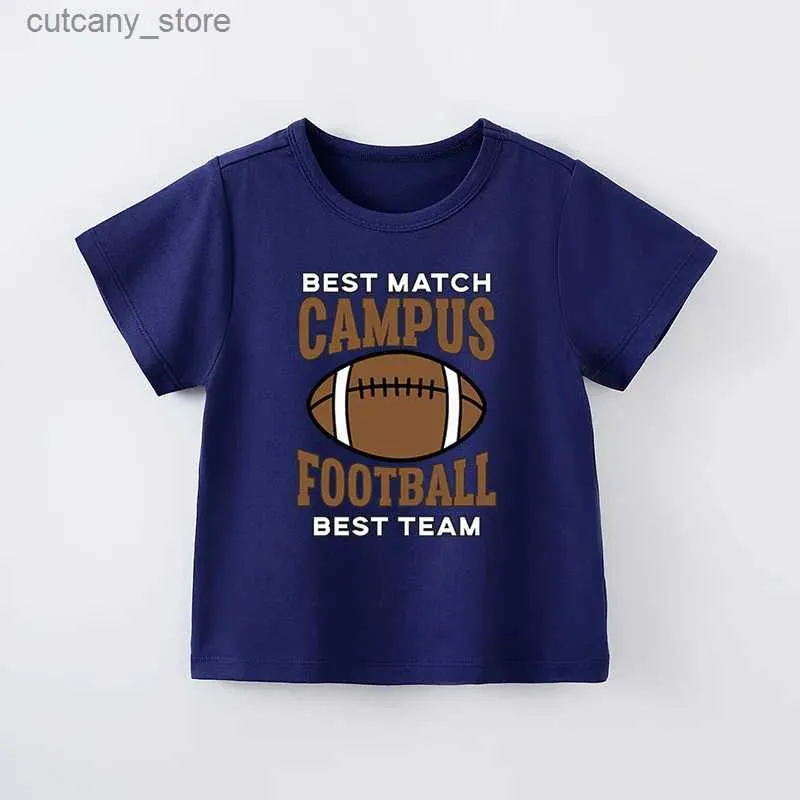 T-shirts barnkläder Super Bowl Casual Rugby Letter Print Bekväma och mjuka pojkar och flickor Summer Kort ärm Baby T-shirt L240311