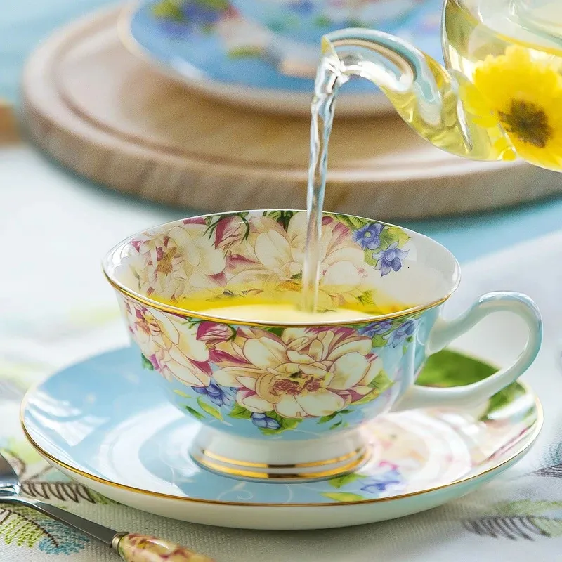 220 ml Fine Bone China Vintage Tea Cup Set Craft Tea Cup med Saucer Porcelain Coffee Cup Cafeteira Porslin Cup and Saucer 240304