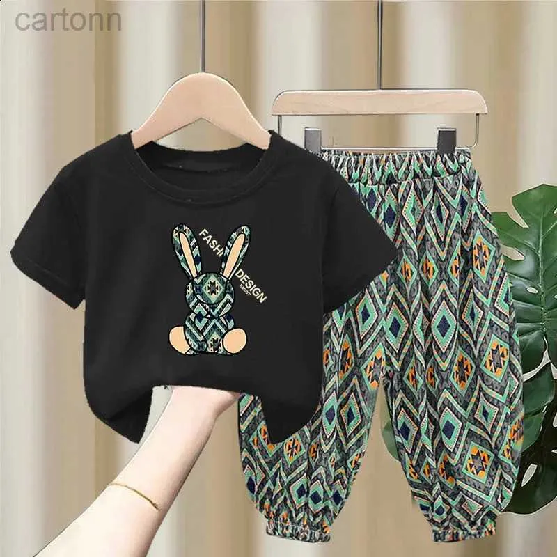 Kläder sätter baby flickor kläder set sommartecknad kanin t-shirts och rutiga byxor passar barn kort ärm botten 2 stycken kläder ldd240311