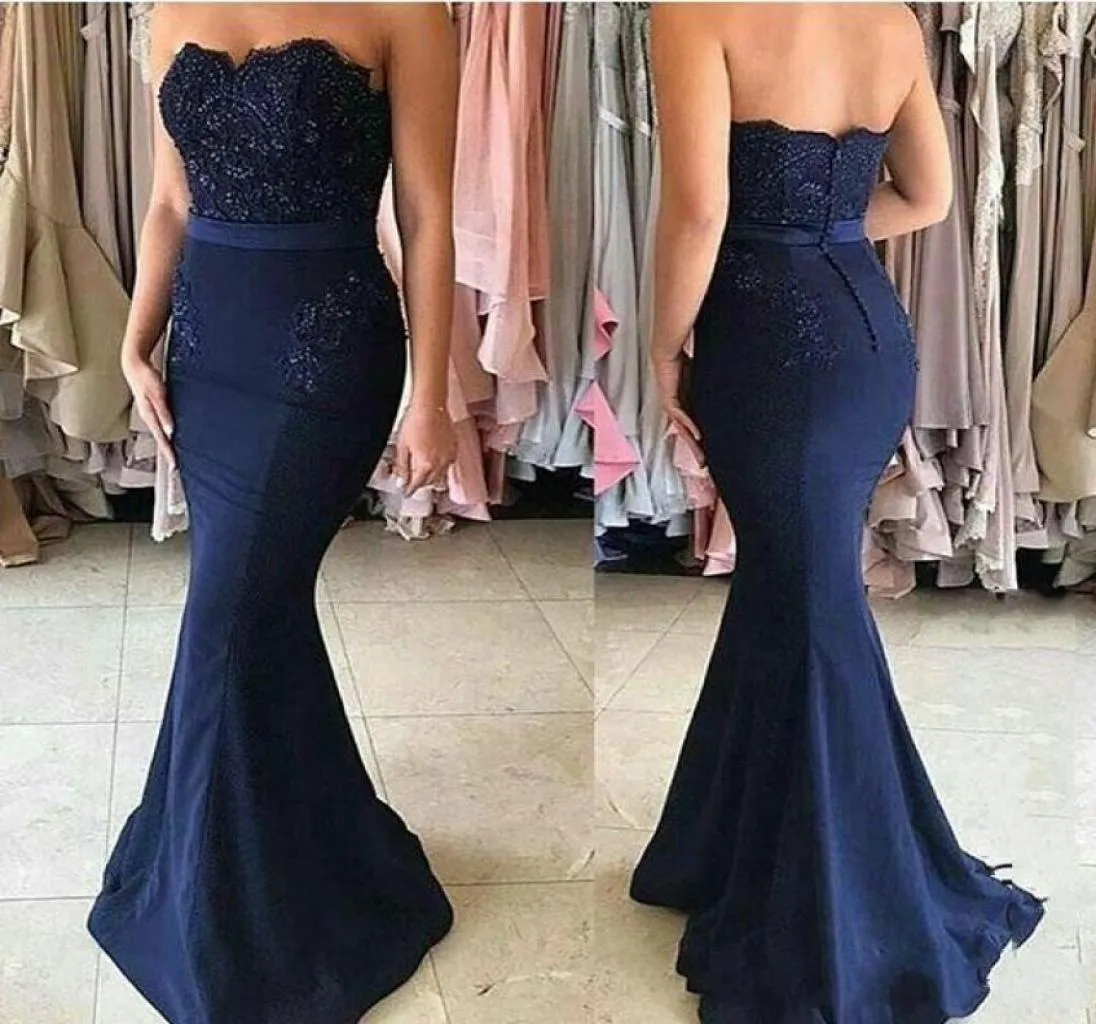 Abiti da damigella d'onore lunghi estivi a sirena semplice per matrimoni Applicazioni di pizzo a cuore con perline Blu navy Taglie forti Damigella d'onore Parte9458266