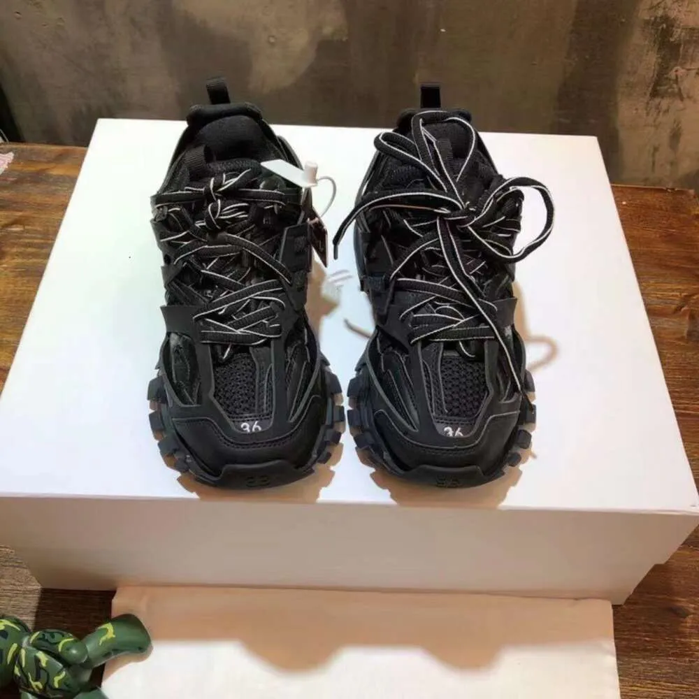 Balencagaga Paris Dad Shoes Track3.0屋外濃厚なソレッドミルクティーエレベーティングLEDライトカップル高級デザイナーW8JR