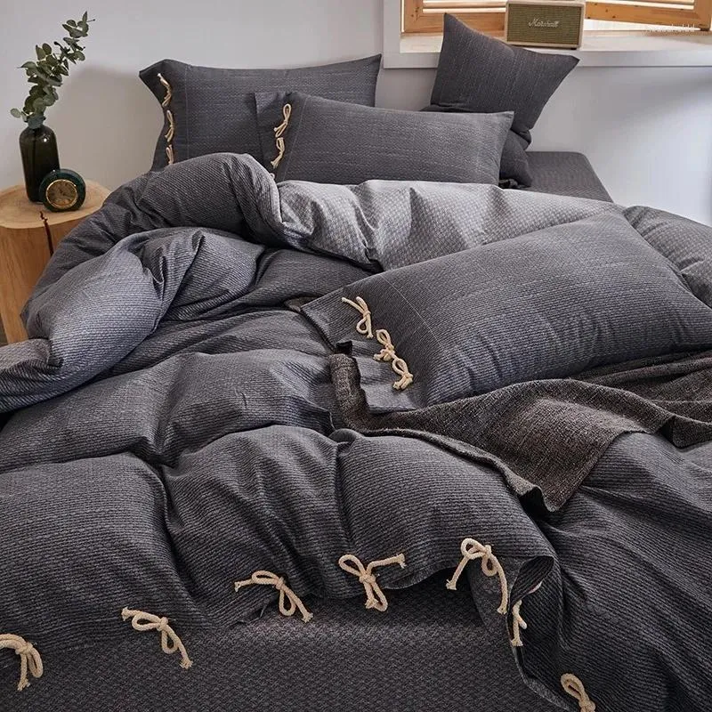 寝具セットベッドリネンの贅沢な4ピースの長い綿のぬいぐるみ裸の睡眠ストラップの厚くなったフロストシート羽毛布団が寝具を覆っています。