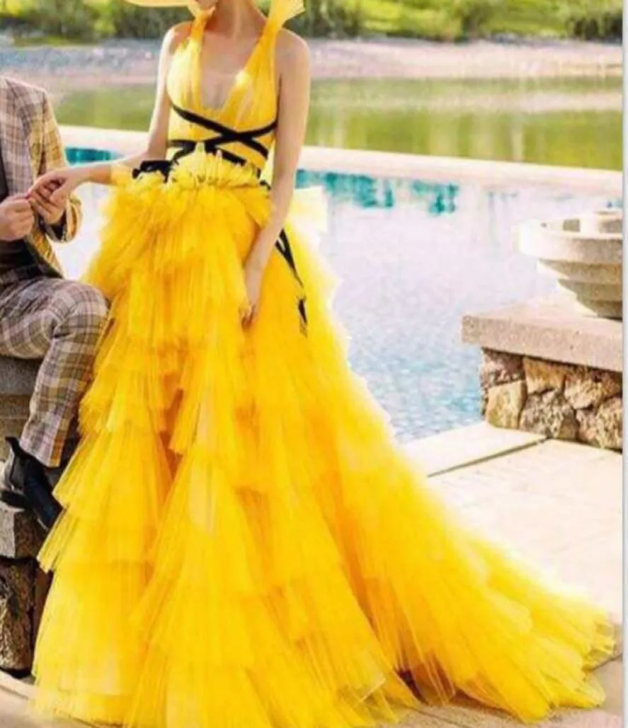 Schicke gelbe Rüschen abgestufte Tüll-Abendkleider 2020 Lush Gonna Prom-Kleider Plus Size Lace Up Back Partykleid Robe De Soiree2894394
