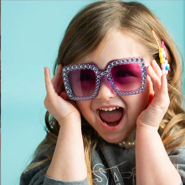 moda Bambini Bling Occhiali da sole ragazzi ragazze Prodotto di tendenza di alta qualità overzied Baby Beach occhiali da festa uv40 240226