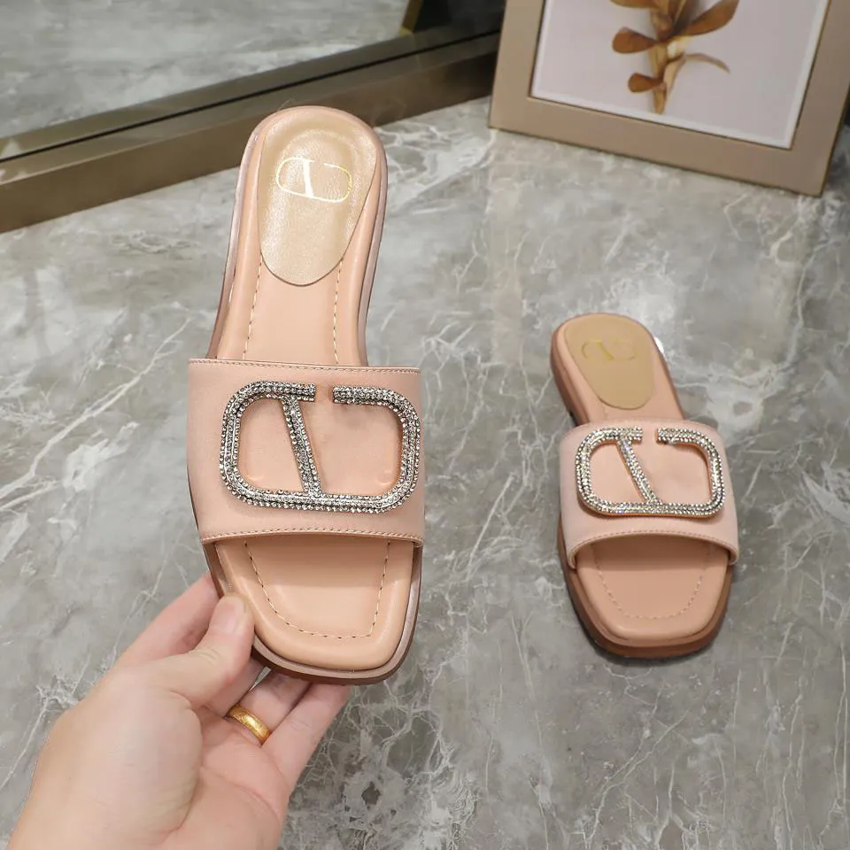 2024 Diapositives Designer Femmes Sandales Pantoufles Tongs Plat Marque de luxe Sandale Chaussures populaires Sandales de plage d'été Célèbre designer Femmes Vêtements de tous les jours