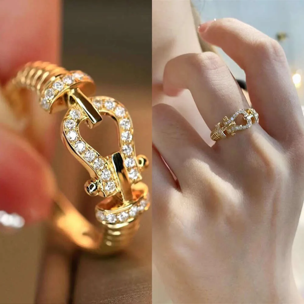 Desginer Freds smycken Netizen Lulu Samma ljus och lyxiga avancerade kvinnliga trend Creative Horseshoe Buckle Thread Ring With Diamond Twist Pattern Ring