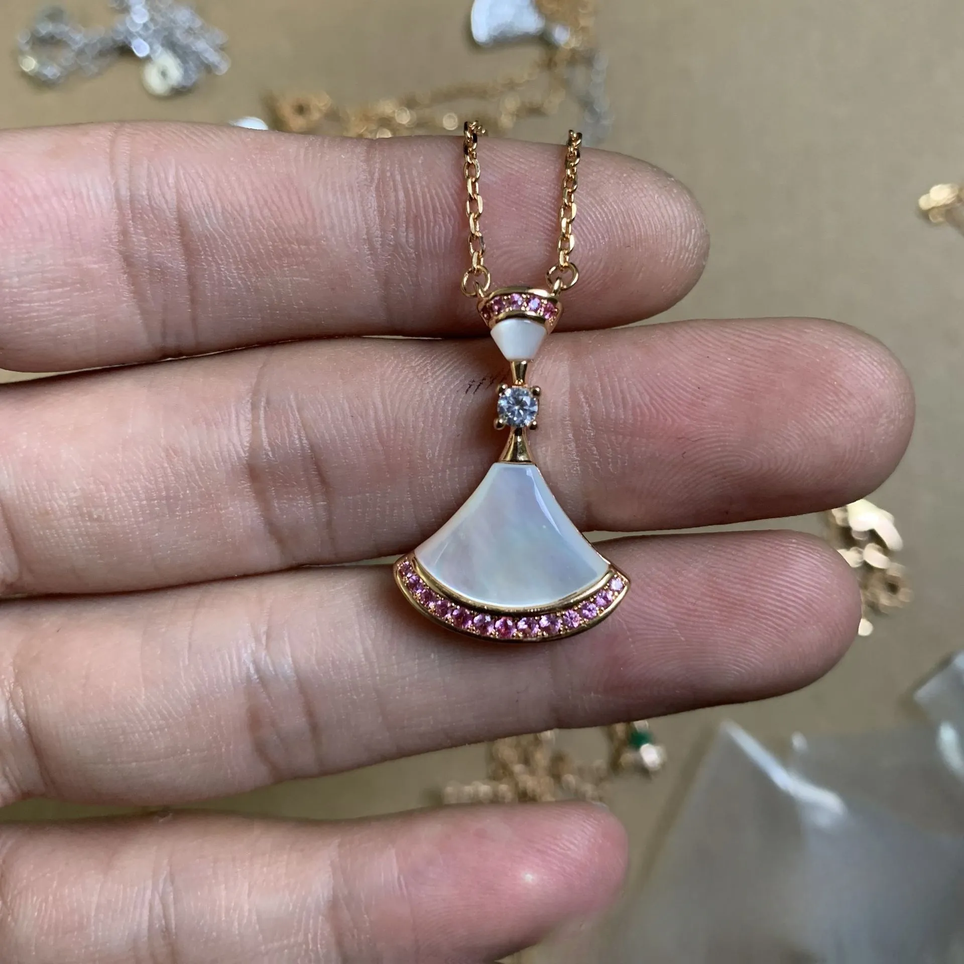 Tanabata petite jupe collier clavicule chaîne en forme d'éventail blanc Fritillaria agate rouge trompette plein diamant double pendentif