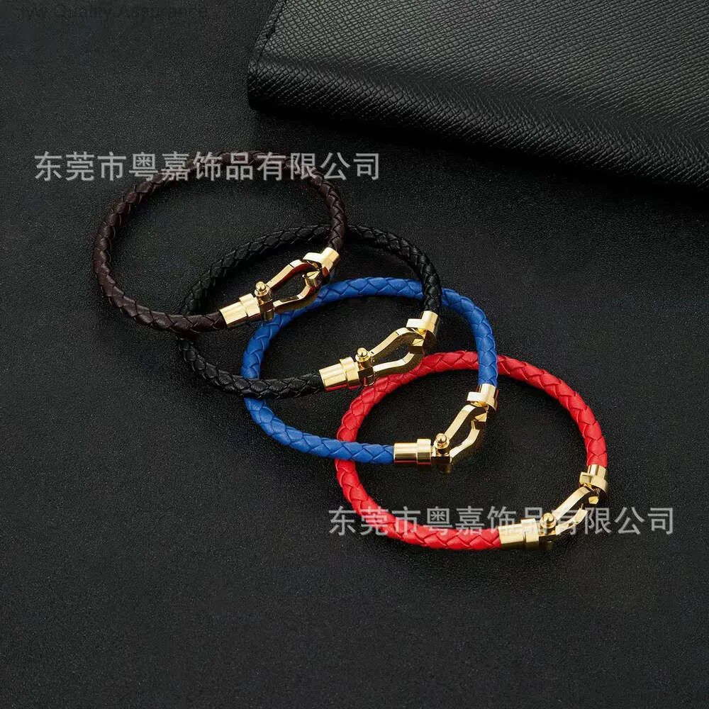 Diseñador Freds Collar Venta caliente Pulsera de pareja de alta gama Pulsera de cuero tejida multicolor Hebilla de herradura en forma de U de acero de titanio Pulsera chapada en oro