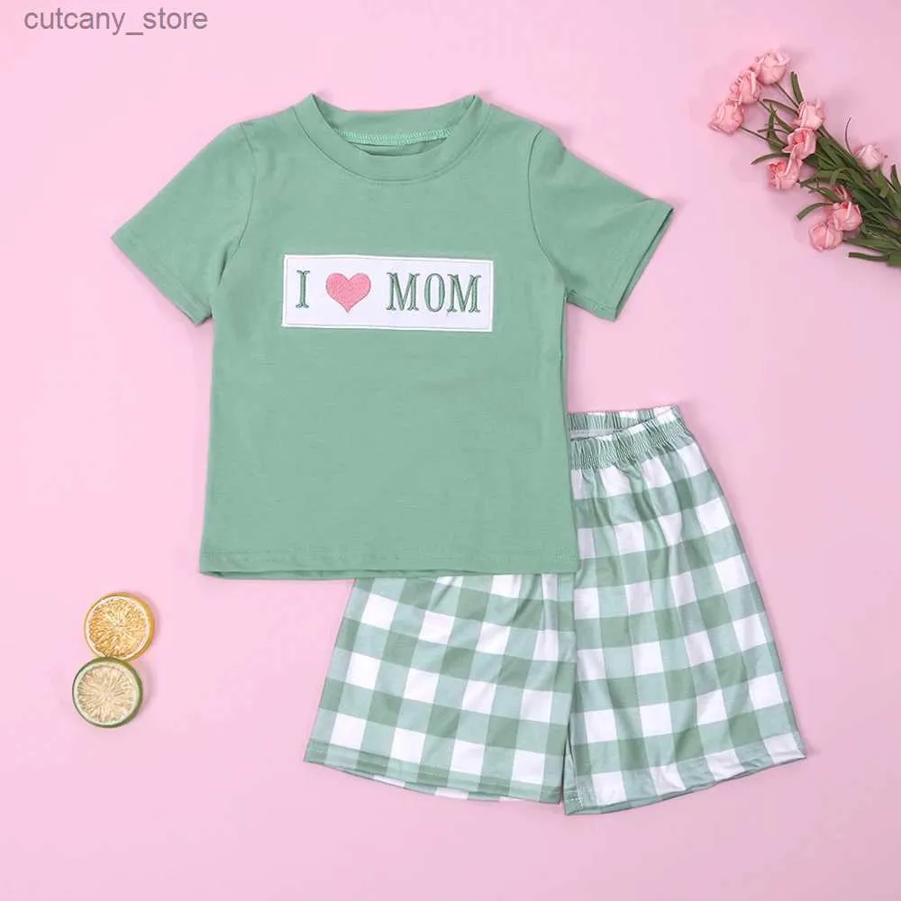 T-shirt Baby New Cotton T-shirt verde a maniche corte Set girocollo I Love Mom Ricamo Boy Top vestiti e pantaloncini reticolari Suit L240311