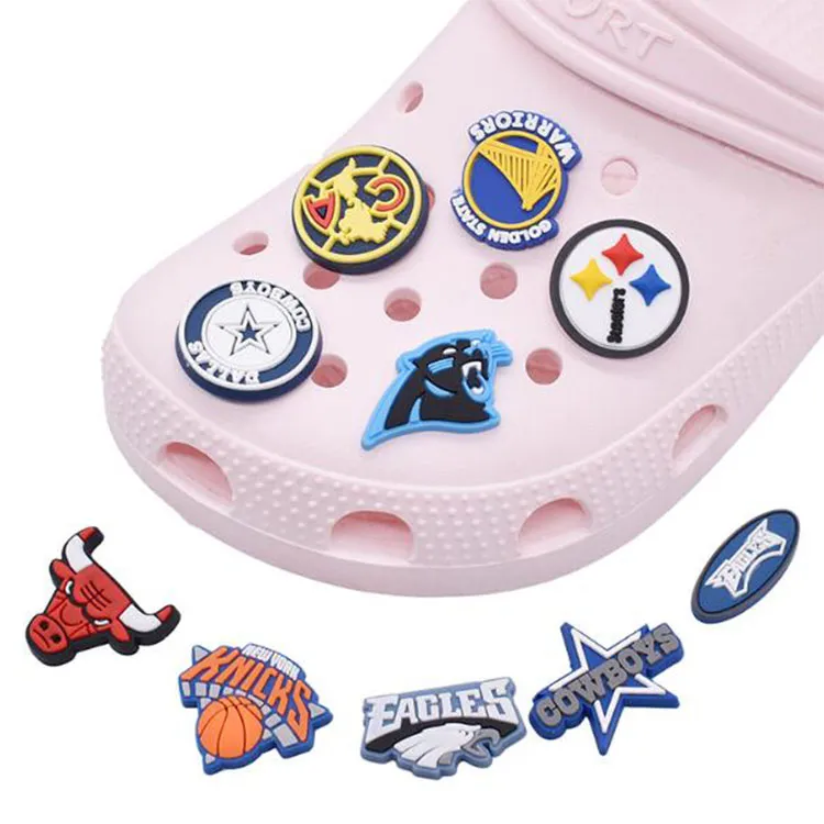 15styles PVC SHARMS SHARMS SPORT TEAM SCARCER CLOG DARCH FACLOUNG FASHING SHOECHARMS Buckle Decoration