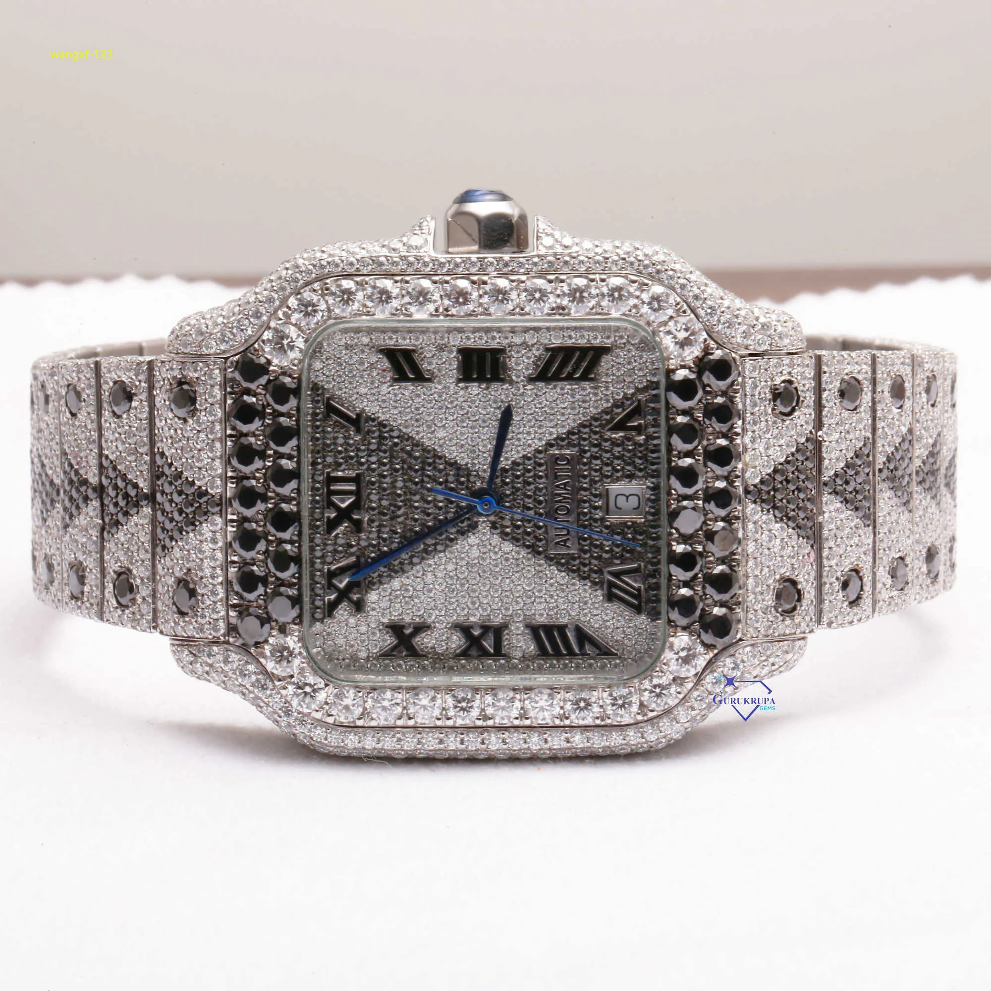 Diese aus Edelstahl gefertigte Uhr mit Moissanit-Diamanten verfügt über VVS-Klarheit und verleiht Ihrer Mode einen Hauch von Luxus