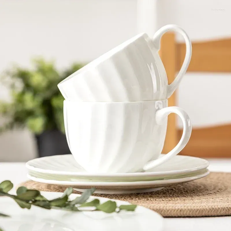 Tasses Soucoupes Tasse à café en céramique européenne avec soucoupe ensemble porcelaine blanche os chine lumière luxe Simple tasse à thé café ménage Drinkware